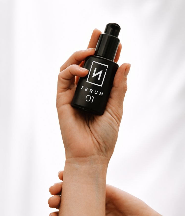 Aplicación de identidad en producto de cosmética natural premium en contexto de uso